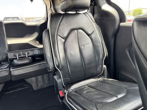 Used 2019 Chrysler Pacifica Limited w/ Advanced Safetytec Group FWD image 22