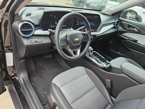 Used 2025 Chevrolet Trax LT w/ LT Convenience Package FWD image 13