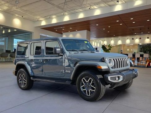 Used 2024 Jeep Wrangler Unlimited Sahara w/ Technology Group AWD/4WD image 5