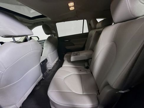 Used 2023 Toyota Highlander XLE AWD/4WD image 23