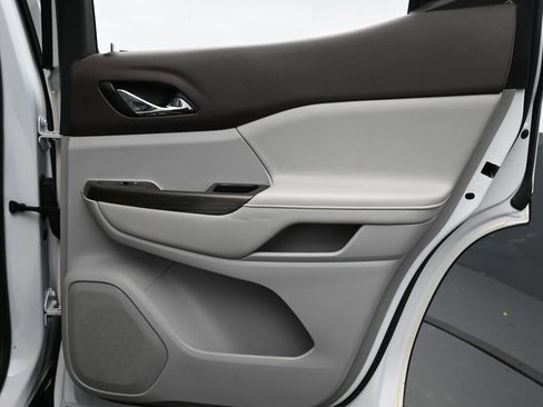 Used 2021 GMC Acadia SLT w/ Premium Package image 25