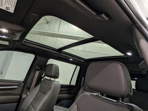 Used 2023 GMC Yukon XL Denali image 18