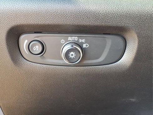 Used 2023 Chevrolet Traverse LT FWD image 18