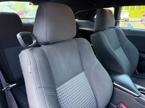 Used 2023 Dodge Challenger SXT RWD image 40