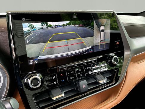 Used 2021 Toyota Highlander Platinum FWD image 14