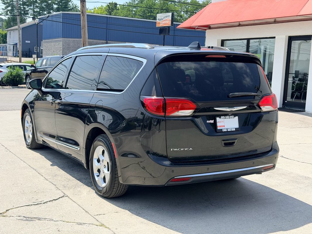 Used 2017 Chrysler Pacifica Touring-L Plus FWD image 4