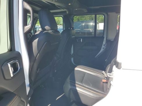 Certified 2024 Jeep Wrangler Unlimited Sahara w/ Technology Group AWD/4WD image 8
