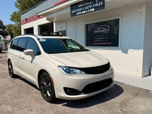 Used 2019 Chrysler Pacifica Limited w/ Advanced Safetytec Group FWD image 8