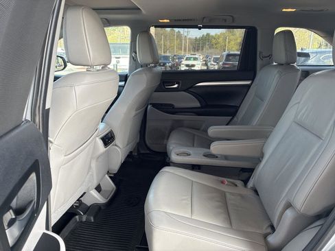 Used 2019 Toyota Highlander XLE image 10