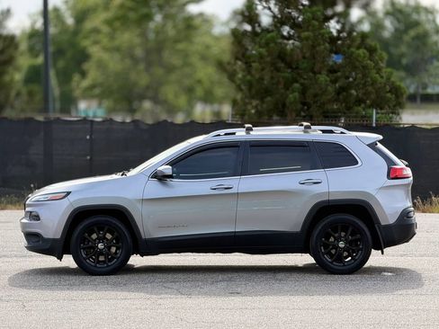 Used 2017 Jeep Cherokee Latitude FWD image 8