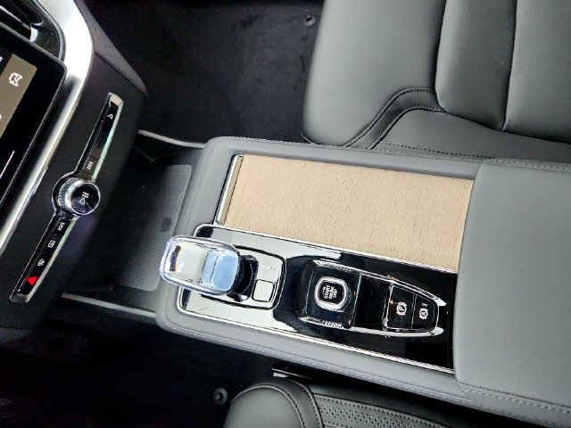 New 2026 Volvo XC90 B6 Plus w/ Protection Package Premier AWD/4WD image 26