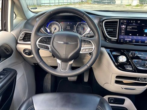 Used 2023 Chrysler Pacifica Touring-L image 6