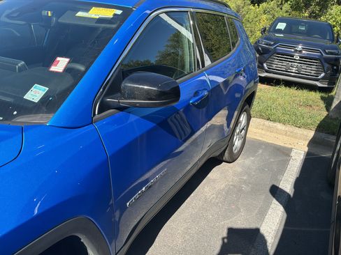 Used 2025 Jeep Compass Latitude AWD/4WD image 5