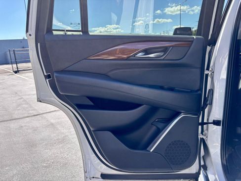 Used 2019 Cadillac Escalade Luxury AWD/4WD image 16
