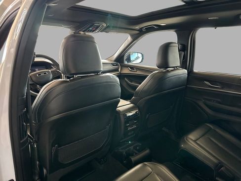 Used 2024 Jeep Grand Cherokee L Limited w/ Luxury Tech Group II image 15