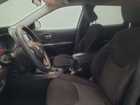 Used 2019 Jeep Cherokee Latitude w/ Popular Appearance Group FWD image 17