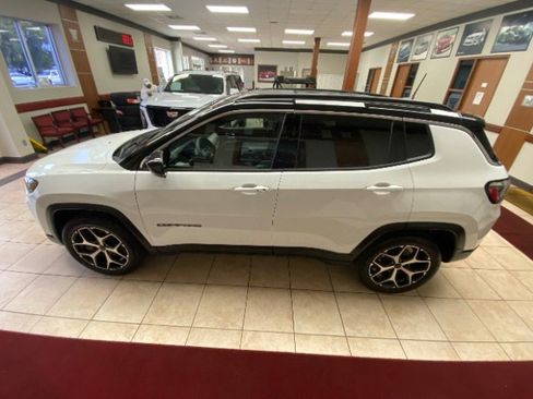 Used 2025 Jeep Compass Limited AWD/4WD image 4