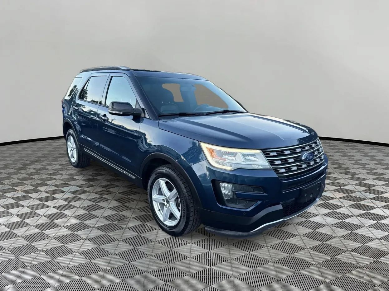 Used 2016 Ford Explorer XLT w/ Equipment Group 202A AWD/4WD image 1