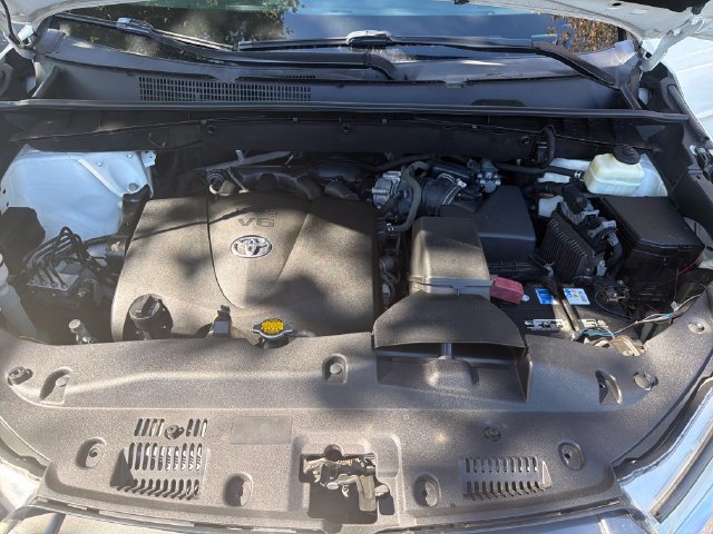 Used 2017 Toyota Highlander XLE AWD/4WD image 18