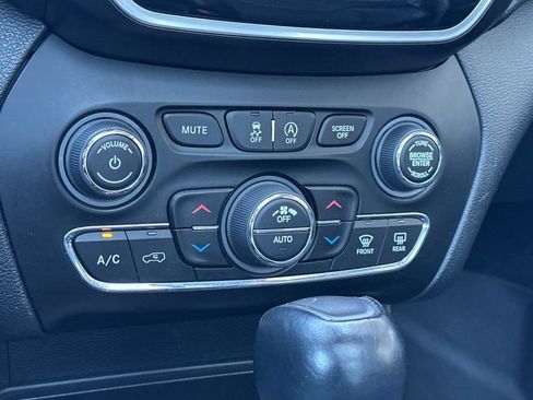 Used 2022 Jeep Cherokee Limited w/ Mopar Interior Package AWD/4WD image 20