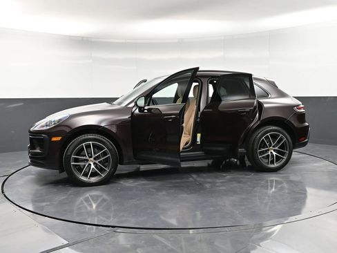 Certified 2025 Porsche Macan AWD/4WD image 37