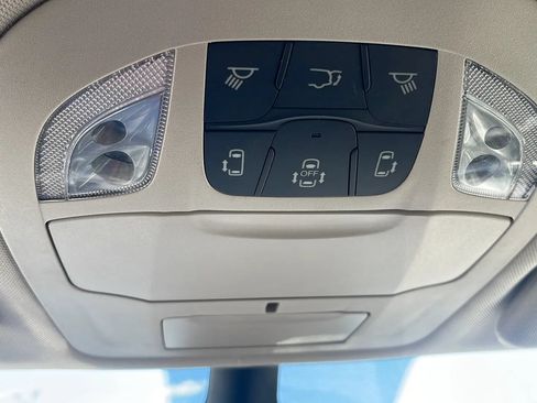 Used 2023 Chrysler Pacifica Touring-L FWD image 18