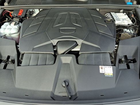 Used 2024 Porsche Cayenne Coupe image 30