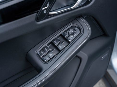 Certified 2025 Porsche Macan image 20