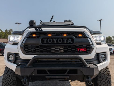 Used 2019 Toyota Tacoma SR5 AWD/4WD image 16