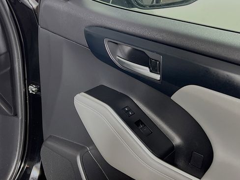 Used 2023 Toyota Highlander XLE image 32