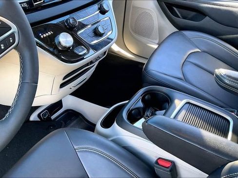 Used 2024 Chrysler Pacifica Touring-L image 13