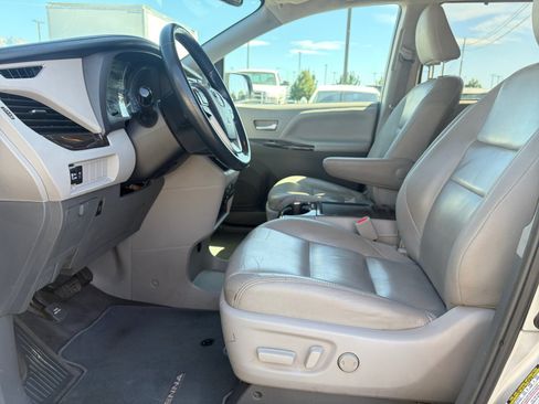 Used 2018 Toyota Sienna XLE FWD image 11