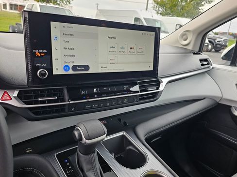 Used 2025 Toyota Sienna XLE image 25
