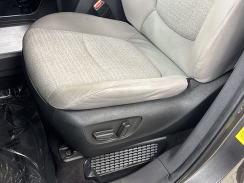 Used 2024 Toyota Sienna LE FWD image 26