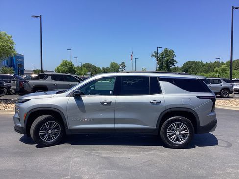 Used 2024 Chevrolet Traverse LT FWD image 5