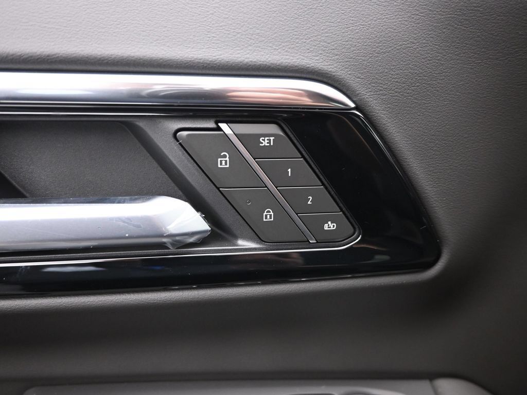 Used 2025 Chevrolet Suburban Premier AWD/4WD image 23