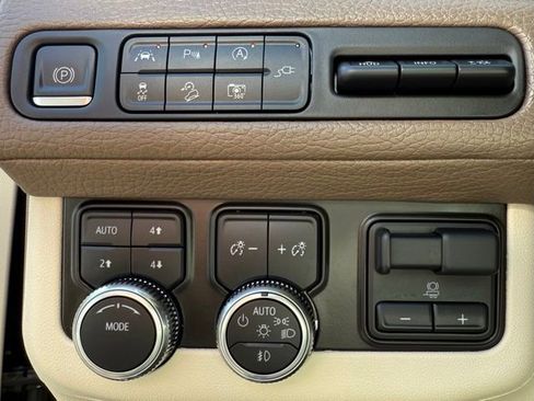 Used 2022 GMC Yukon Denali w/ Denali Premium Package image 33