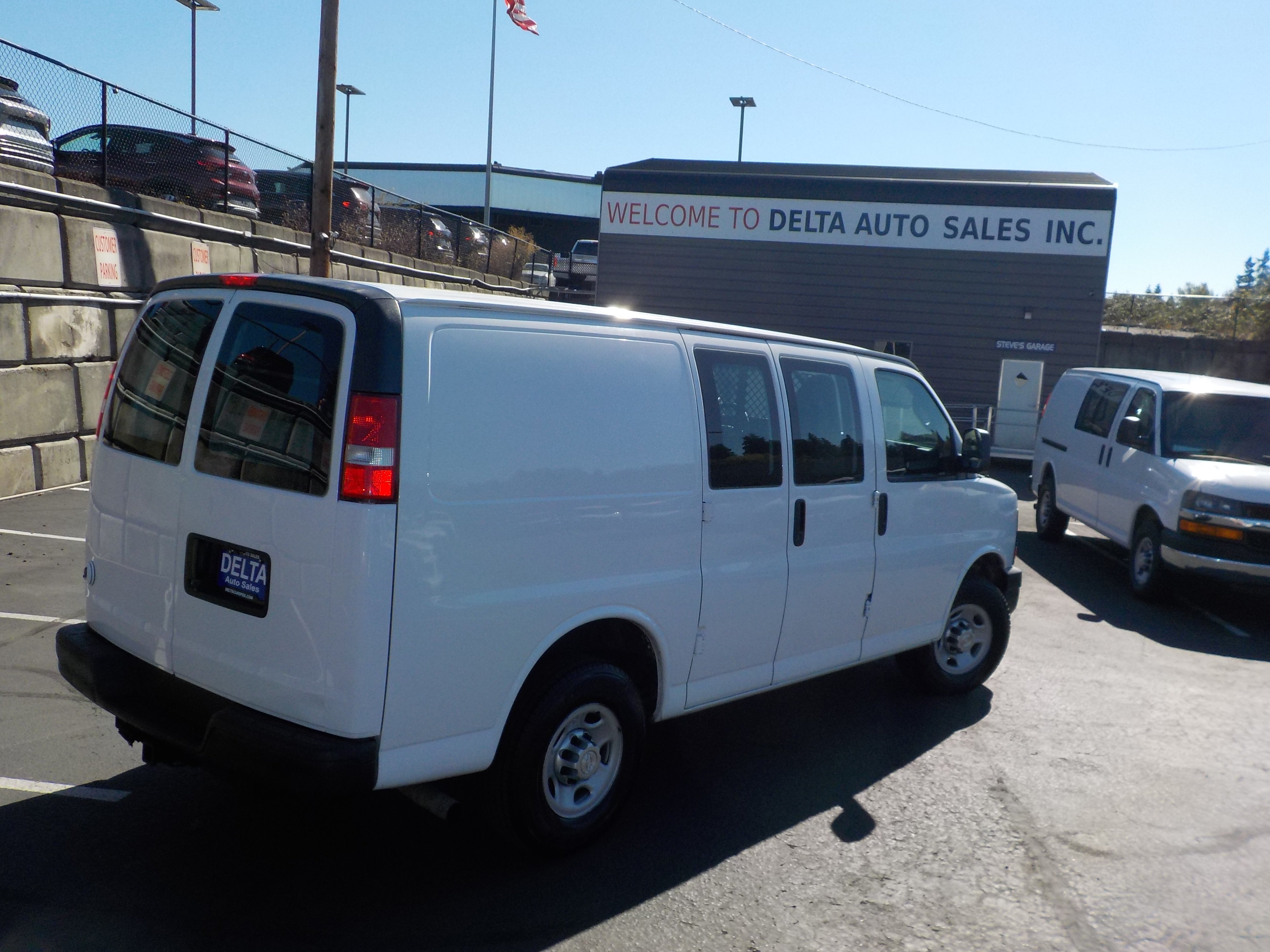 Used 2016 Chevrolet Express 2500 w/ Cold Climate Package RWD image 8