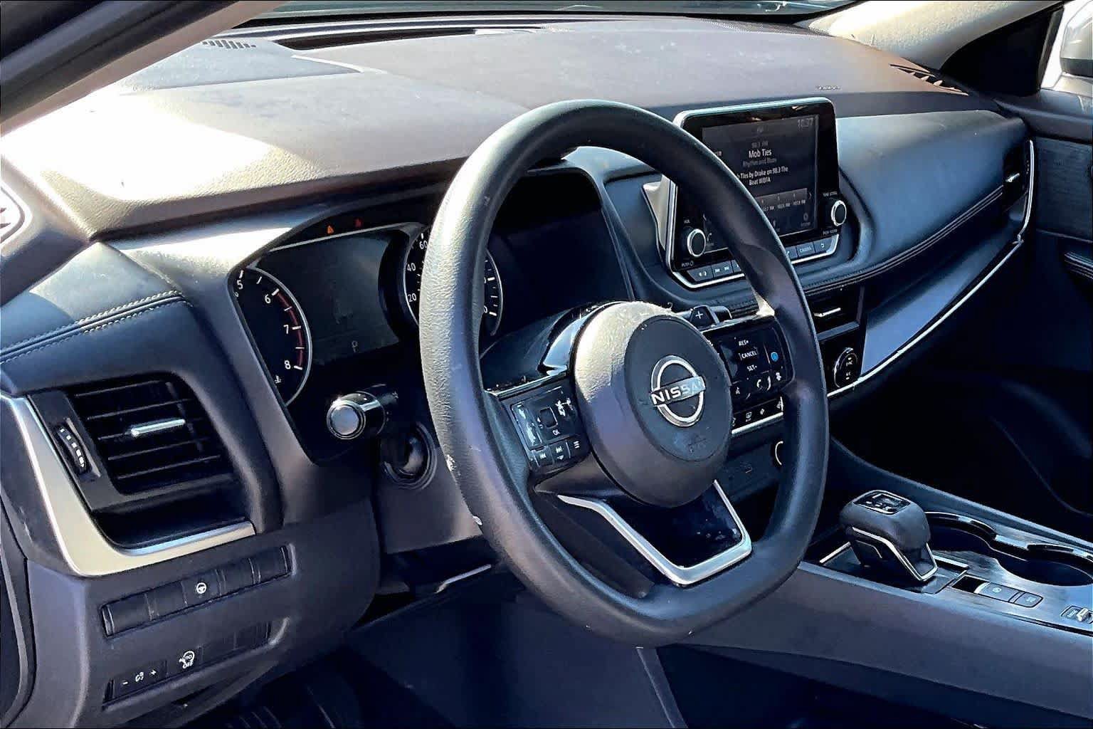Used 2023 Nissan Rogue SV FWD image 15