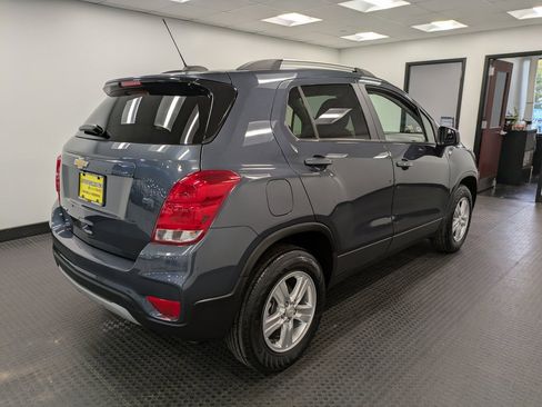 Used 2022 Chevrolet Trax LT w/ LT Convenience Package image 4