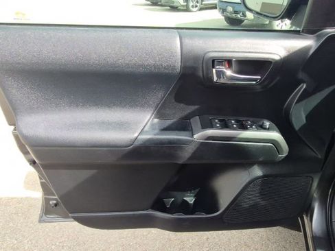 Used 2019 Toyota Tacoma TRD Off-Road image 12