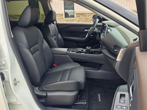 Used 2023 Nissan Rogue SV w/ SV Premium B Package image 25