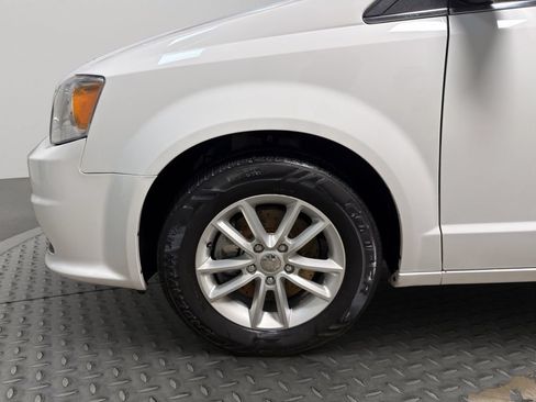 Used 2020 Dodge Grand Caravan SXT FWD image 24