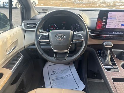 Used 2022 Toyota Sienna XLE image 16