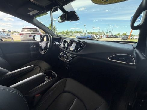 Used 2025 Chrysler Pacifica Select FWD image 28