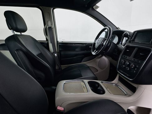 Used 2019 Dodge Grand Caravan SXT image 27