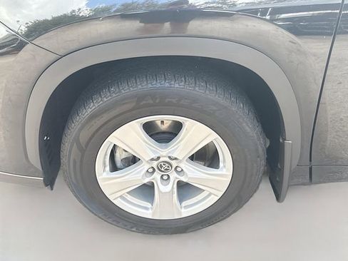 Used 2023 Toyota Highlander L FWD image 35