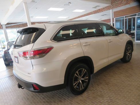 Used 2016 Toyota Highlander XLE FWD image 4