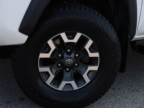 Used 2018 Toyota Tacoma TRD Off-Road image 2