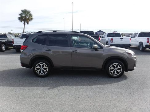 Used 2020 Subaru Forester Premium image 3